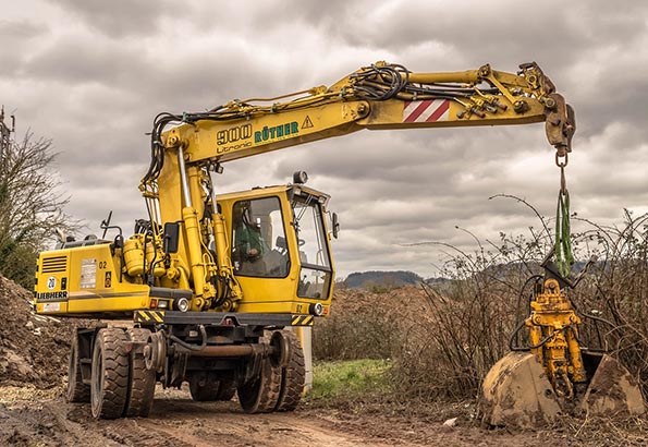 挖土机的保养技巧和日常维护